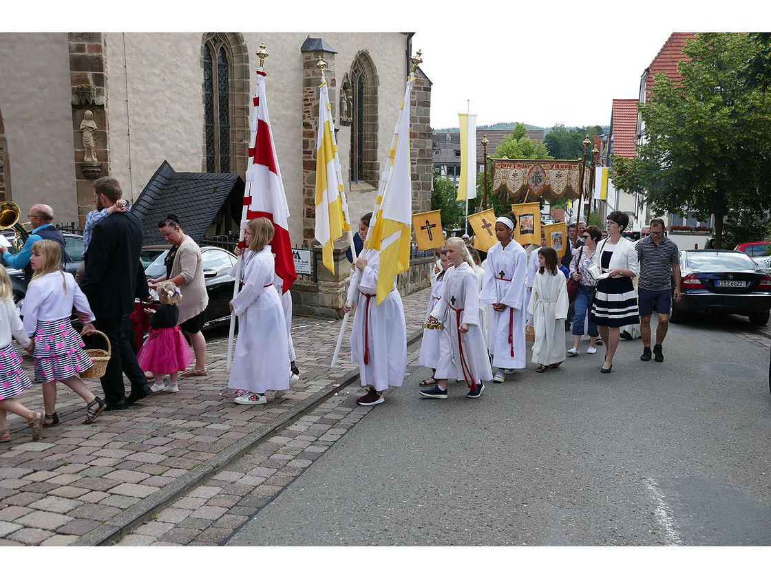 Fronleichnamsprozession durch die Straßen von Naumburg (Foto: Karl-Franz Thiede)